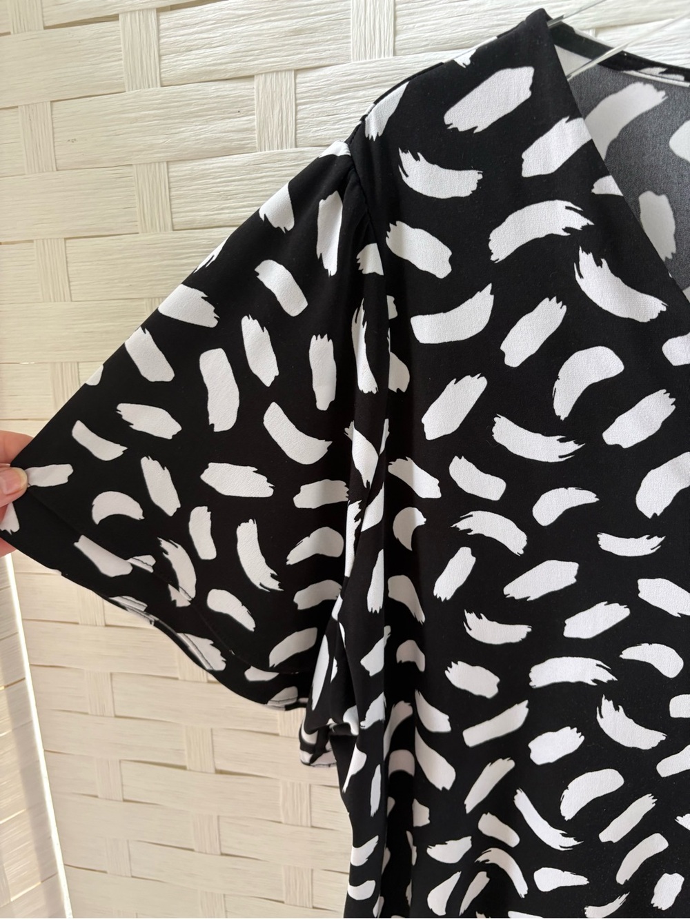 Calvin Klein Size 1X Black & White V-Neck Ruffle Short Sleeve Top Career Staple - Picture 5 of 12